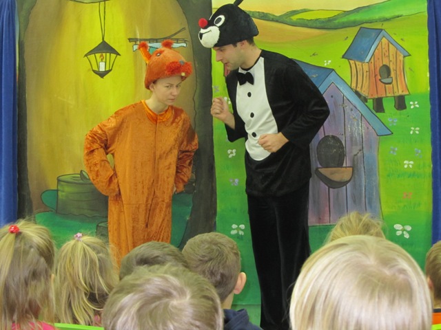 Przedstawienie pt. „Nie ma jak w domu” w wykonaniu aktorów Studia Małych Form Teatralnych ART-RE z Krakowa.