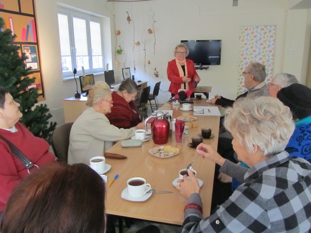 Spotkania dla seniorów z Latarnikiem p. Hanną Czajkowską w Oddziale Zbiorów Specjalnych.