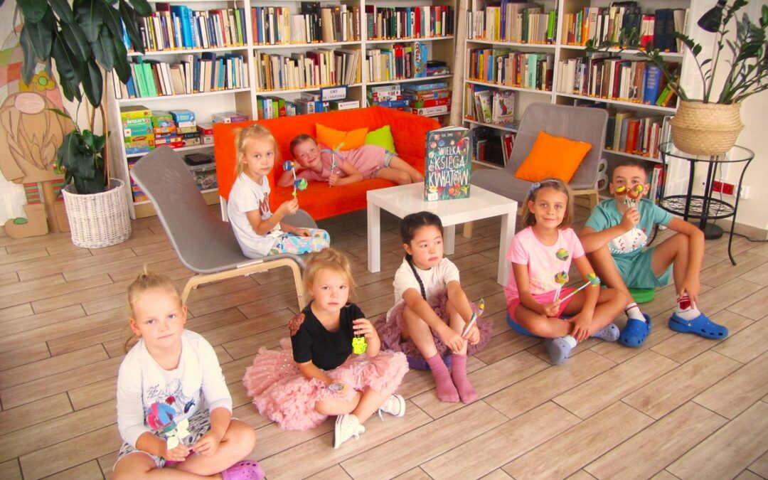 „Coś z niczego” – kwiaty z kolorowych rolek