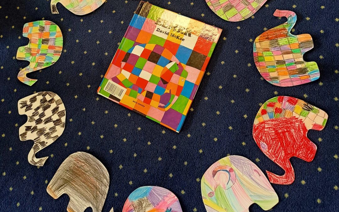Lekcje biblioteczne – Z Elmerem o życiu w kratkę.